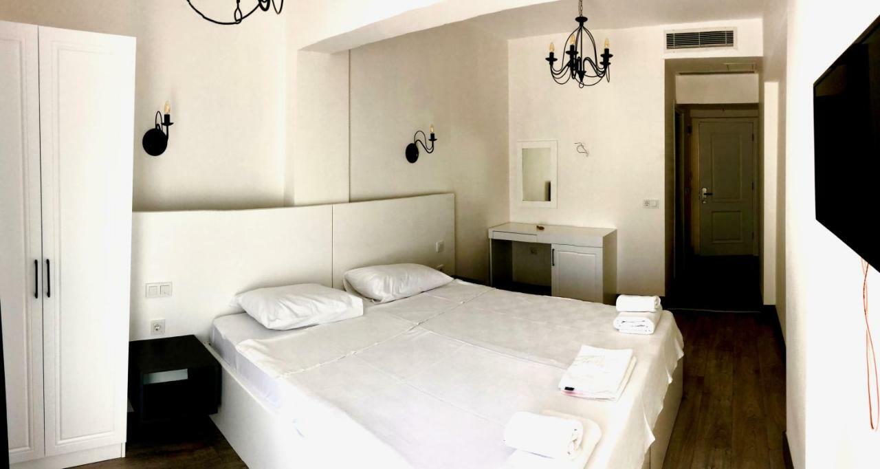Victoria Hotel And Lounge Foca Exteriér fotografie